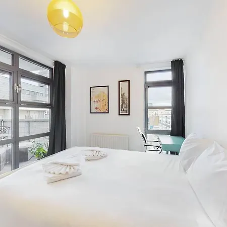 Modernistic 2-Bedroom Flat In Shadwell